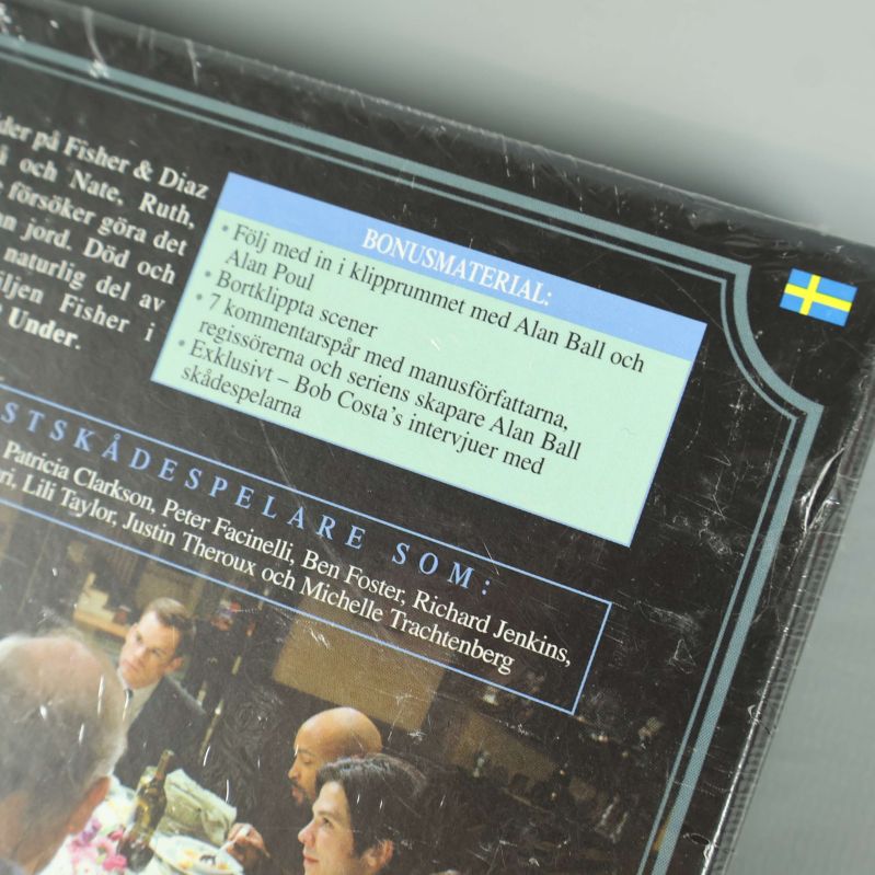 Närbild på bonusmaterialet på baksidan av DVD-boxen Six Feet Under säsong 4