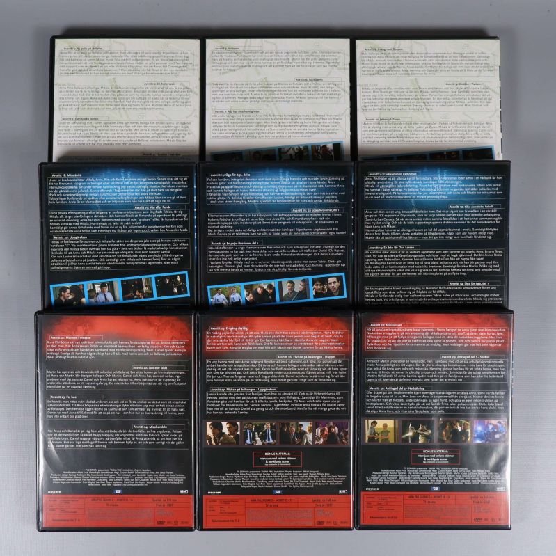 Baksidor av Anna Pihl-dvd-boxar visar avsnittsbeskrivningar och extramaterial