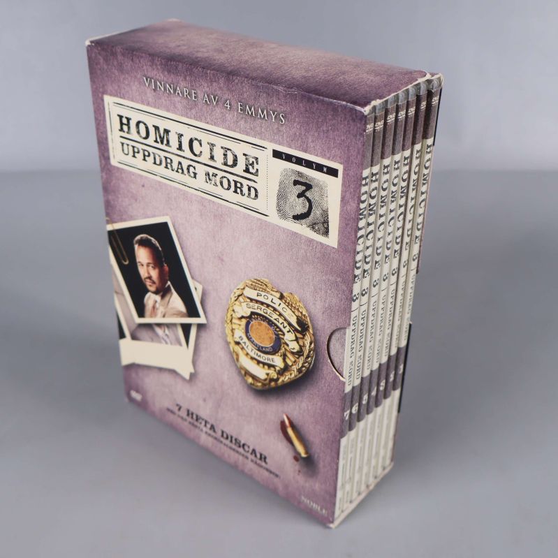 DVD-box med 7 skivor och kriminaltema synlig