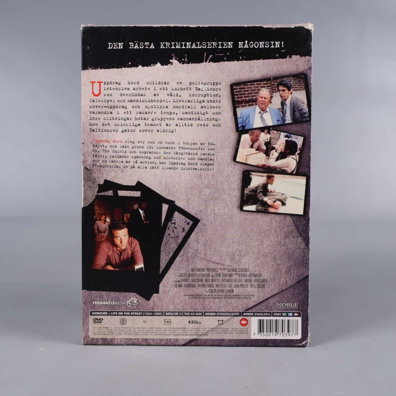 Baksida av DVD-boxen med bilder och beskrivning