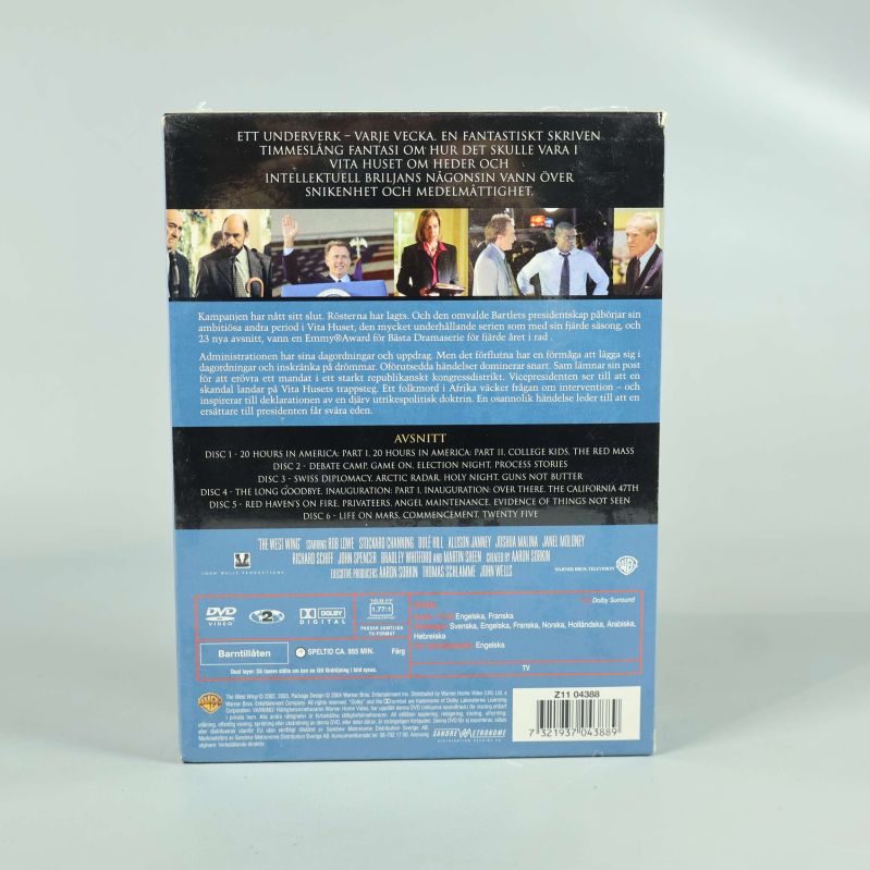 Baksidan av DVD-box Vita huset säsong 4 med text och bilder