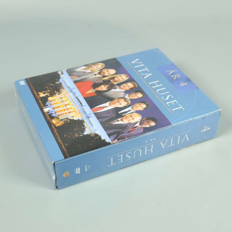 DVD-box Vita huset år 4 liggande snett framifrån