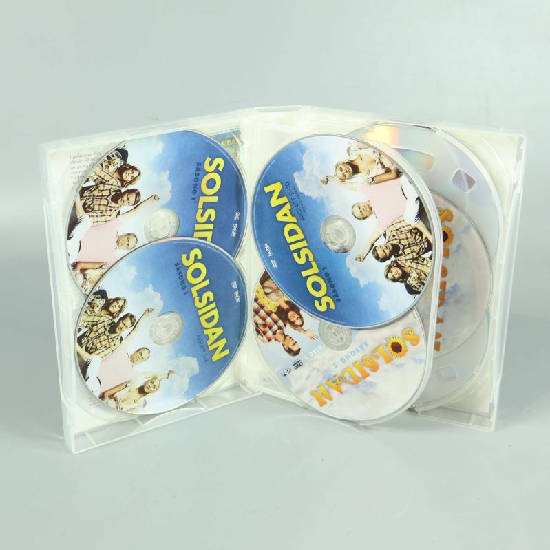 Insida av Solsidan boxen med flera DVD-skivor