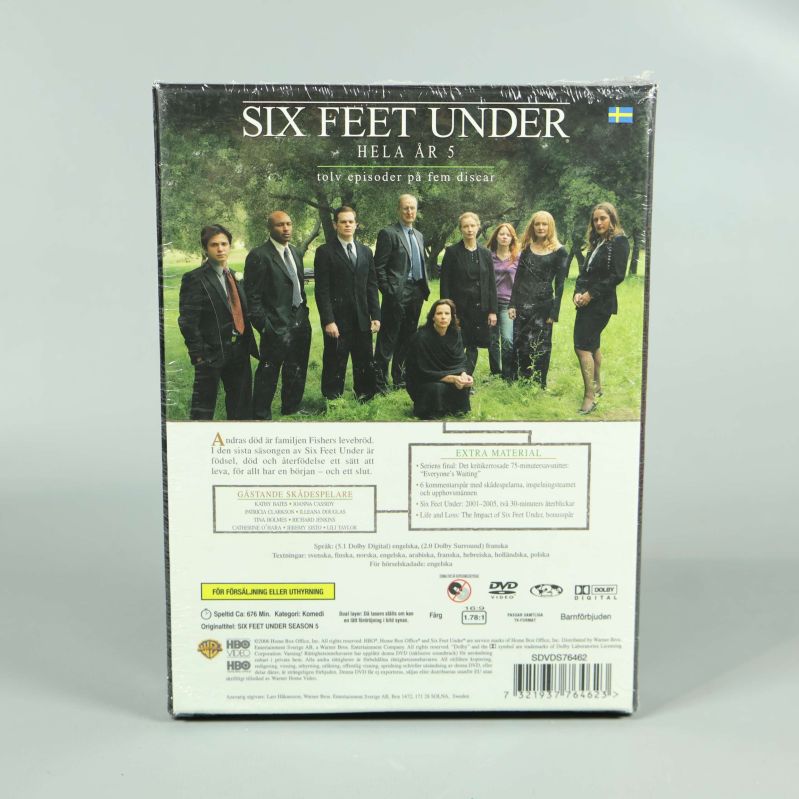 Baksida av Six Feet Under säsong 5 DVD-box med rollfigurer