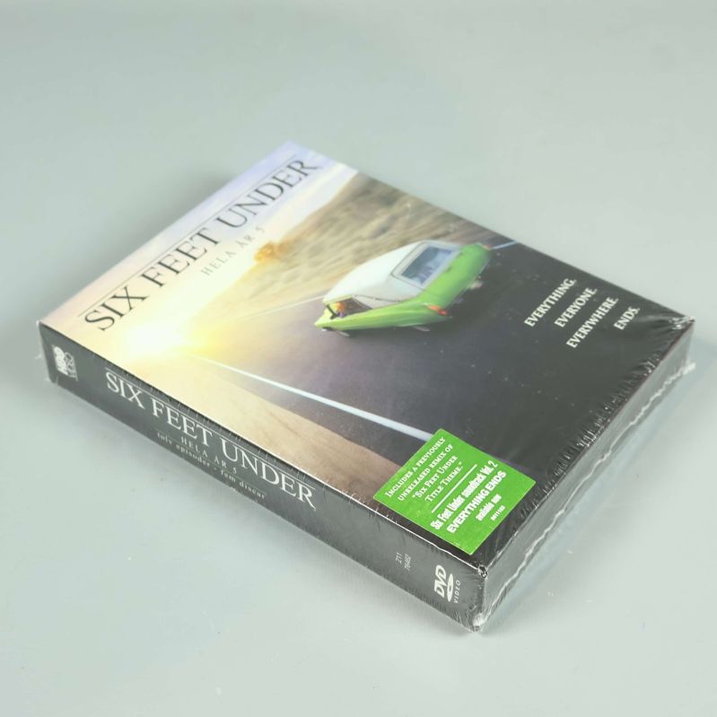 Six Feet Under säsong 5 DVD-box i vinkel, plastförpackad
