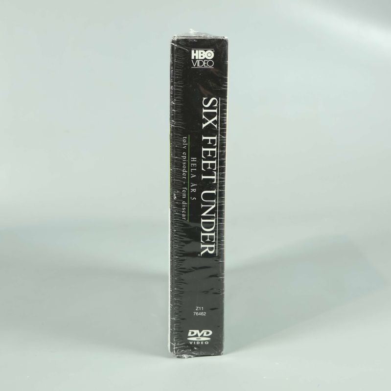 Rygg på Six Feet Under DVD-box säsong 5 med HBO-logo