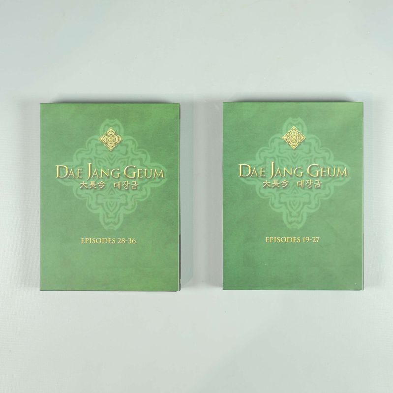 Två gröna DVD-fodral märkta Episodes 19-27 och 28-36