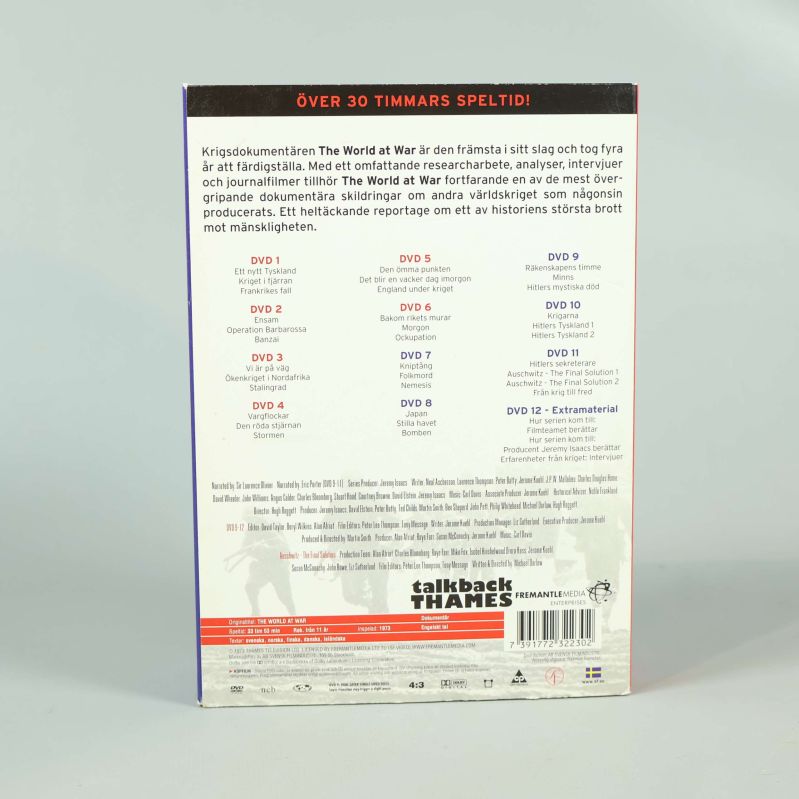 Baksida av DVD-boxen med skivinformation och bonusmaterial översikt