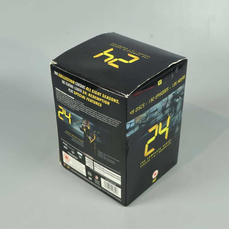 Baksidan av svart box med 24-logga och text