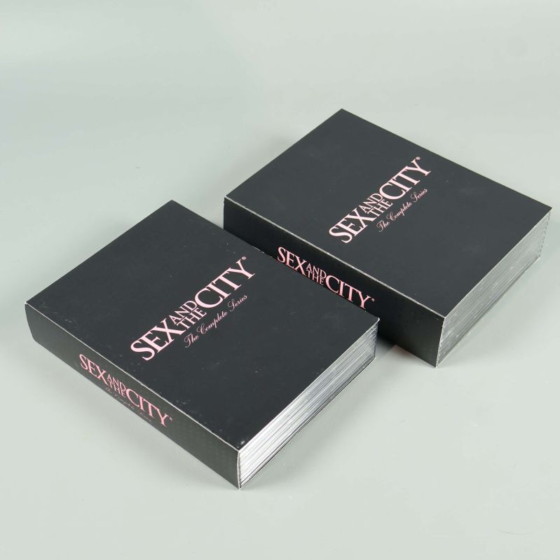 Två svarta dvd-fodral från Sex and the City-boxen