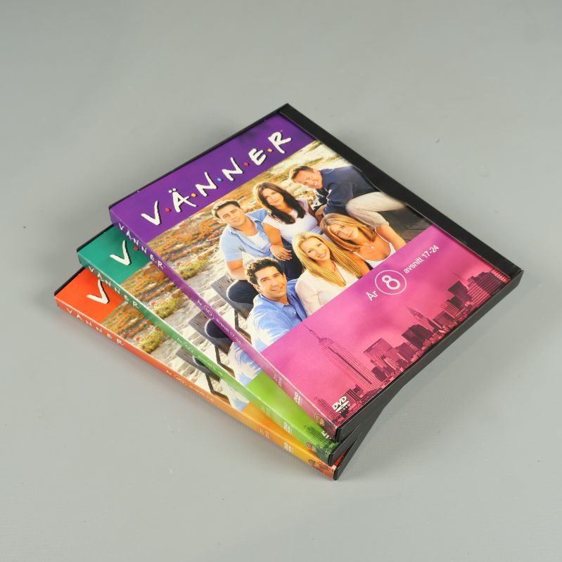 Tre staplade DVD-omslag med olika färger till Vänner