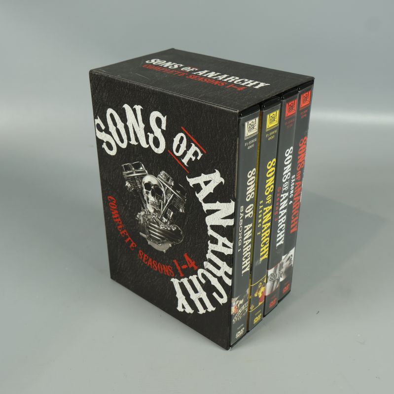 Fyra DVD-fodral av Sons of Anarchy i svart ytterbox