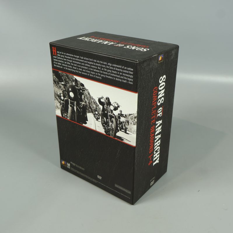 Baksidan av Sons of Anarchy DVD-box med motorcykelscen