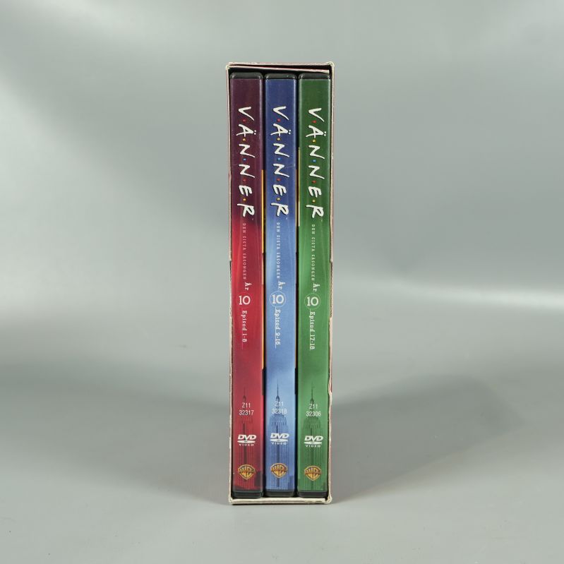 Sidan på DVD-boxen med tre färgglada fodral för Vänner säsong 10