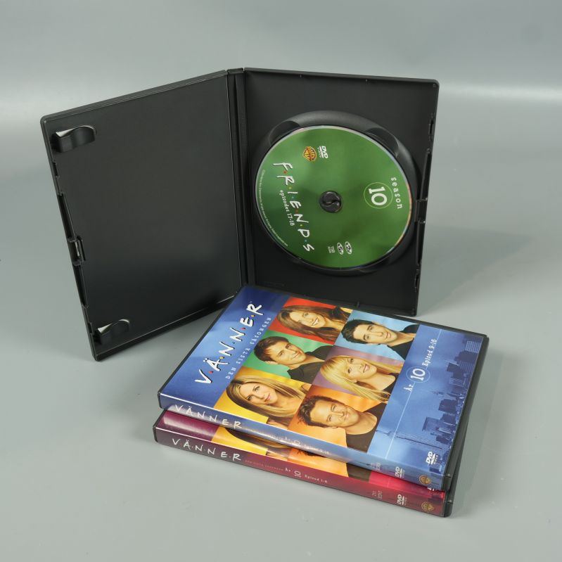 Öppet DVD-fodral för Vänner säsong 10 med en synlig skiva