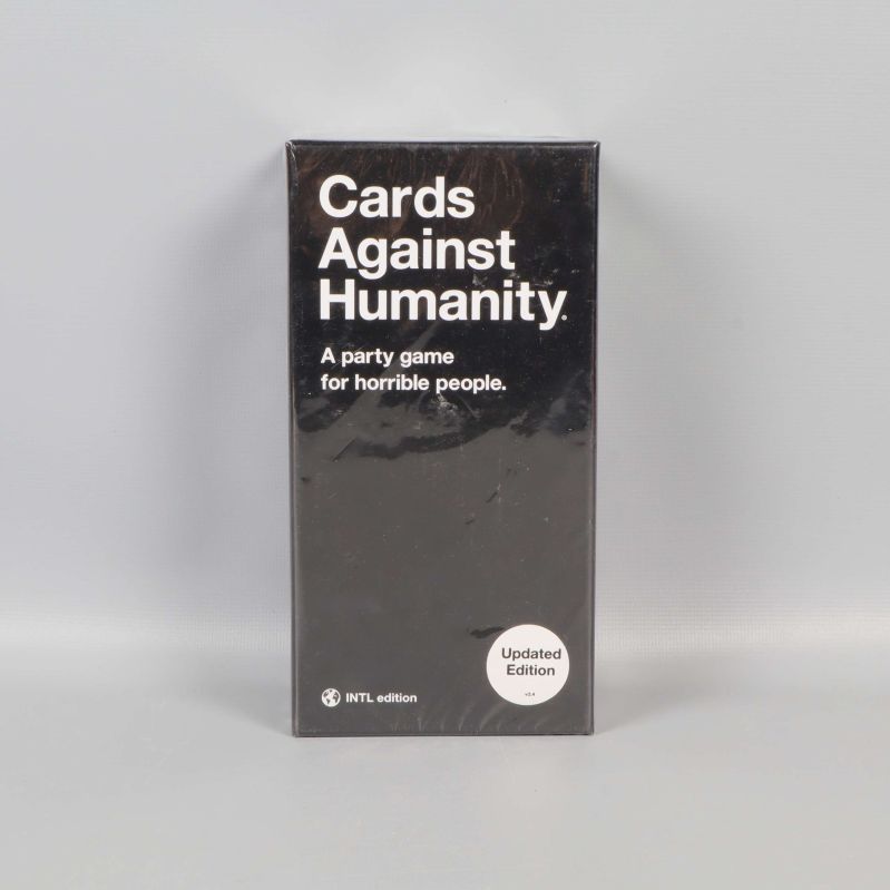 Framsidan av Cards Against Humanity svart spelask