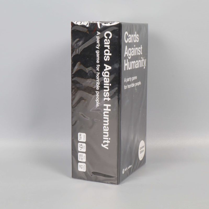 Sida av Cards Against Humanity ask med spelets logga