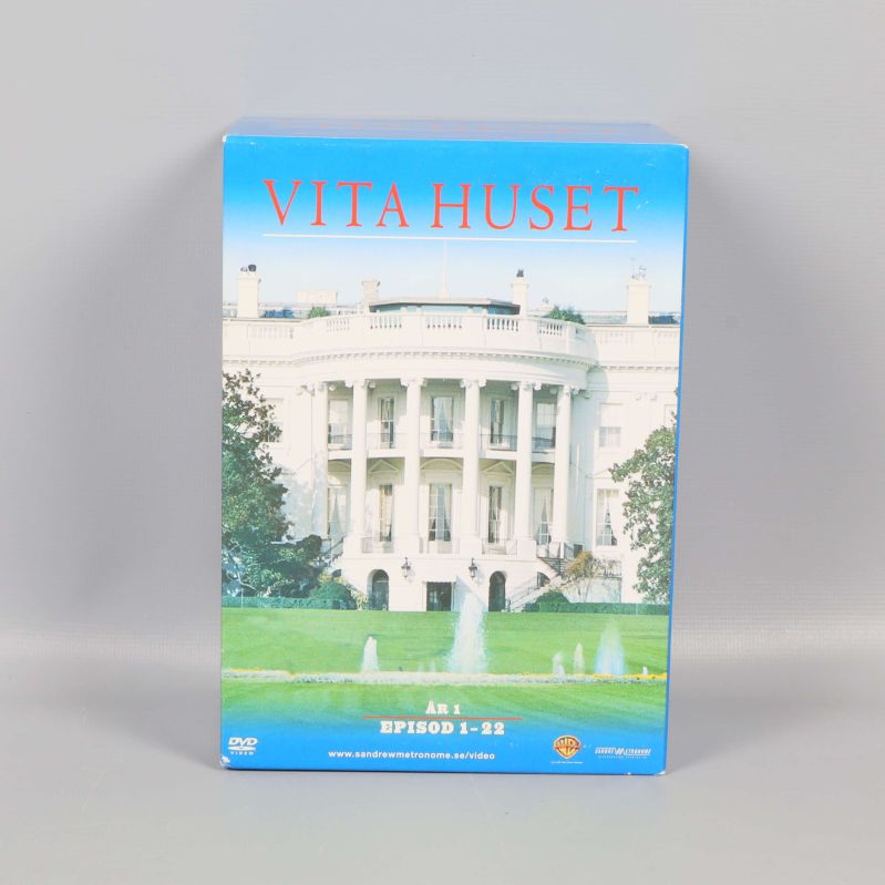 Framsidan av DVD-boxen Vita Huset år 1 med byggnadsmotiv