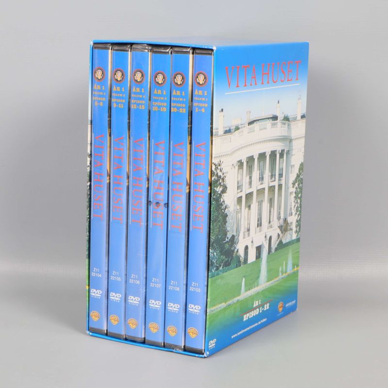 Alla sex DVD-fodralen i Vita Huset-boxen uppställda