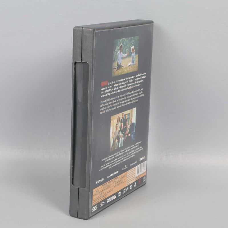 Snett bakifrån fotograferad dvd-box av Krönikan säsong 1