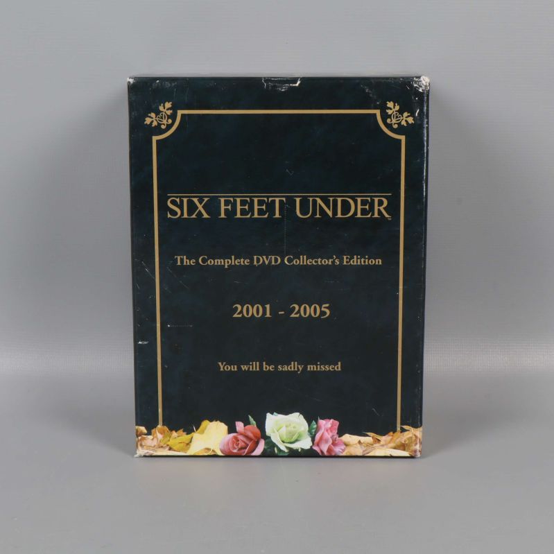 Baksida av Six Feet Under DVD-box med årtal 2001-2005