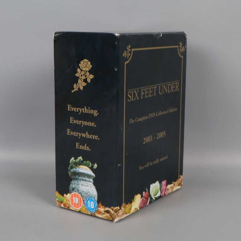 Andra sida av DVD-box med citat och motiv