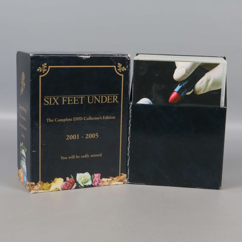 Six Feet Under box öppnad med inlägg och fodral synligt