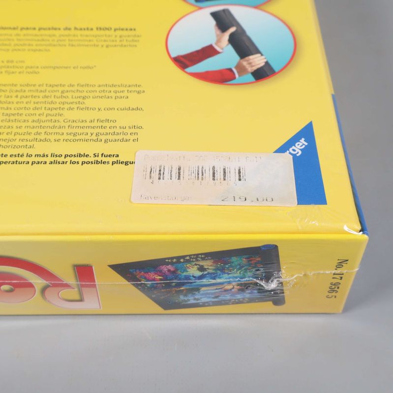 Närbild på hörn av förpackning där Ravensburger-logotyp syns