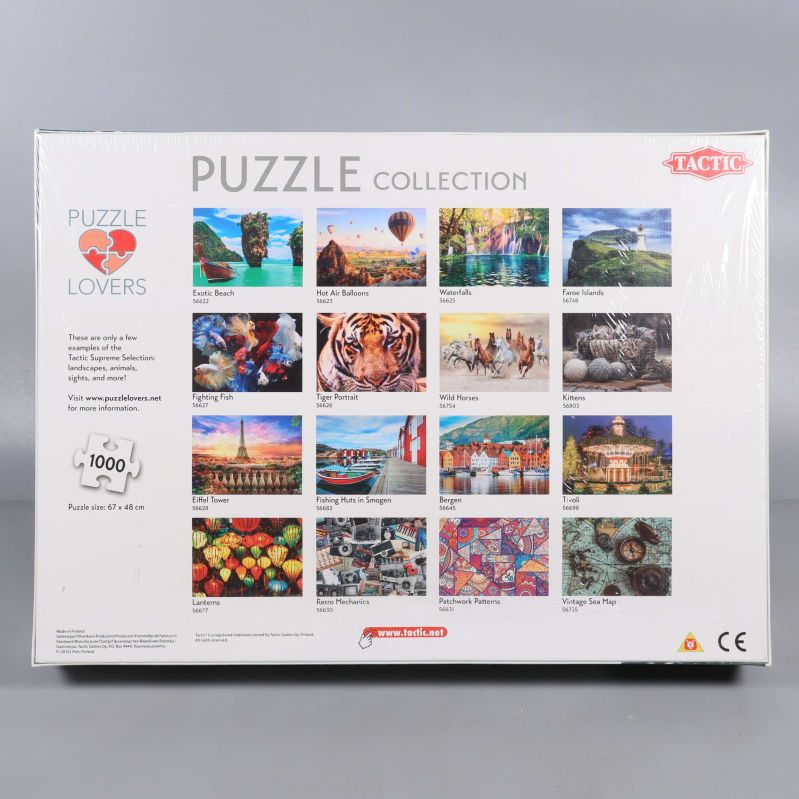 Baksidan av pussellåda med motivsamling och Tactic logotyp