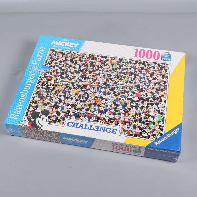 Mickey and Friends pusselbox fotograferad i vinkel