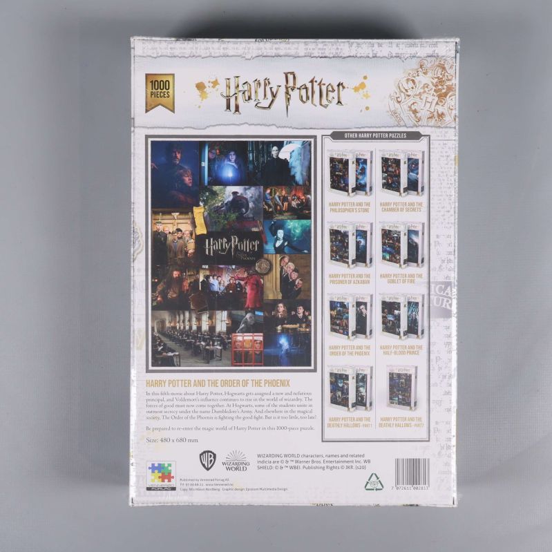 Baksidan på pussellådan visar motiv och ytterligare seriemotiv