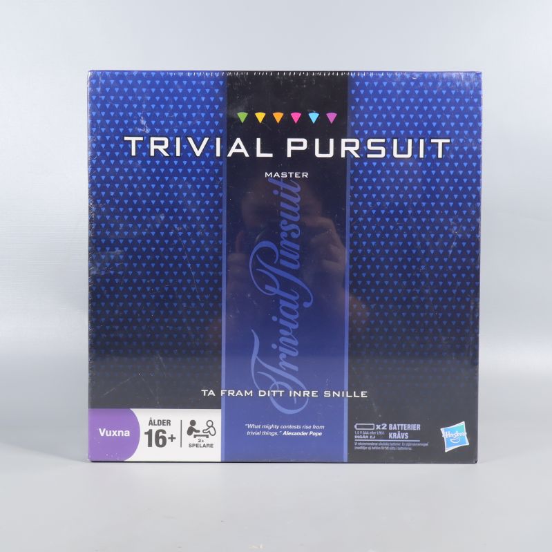 Framsida av Trivial Pursuit-spel med blå och lila design och tydlig logotyp