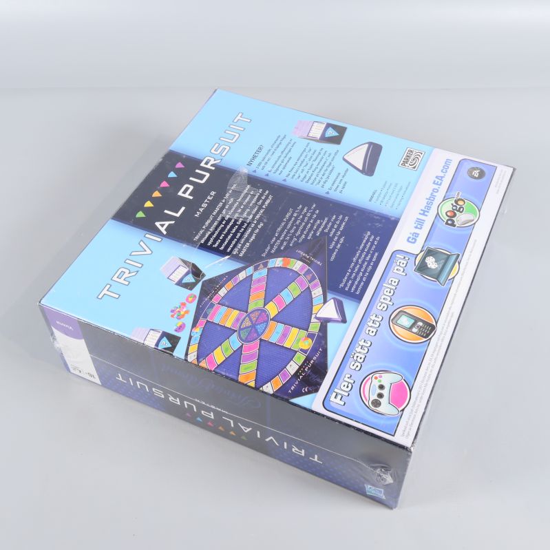 Trivial Pursuit-spellåda sedd i vinkel med synlig baksida och sida