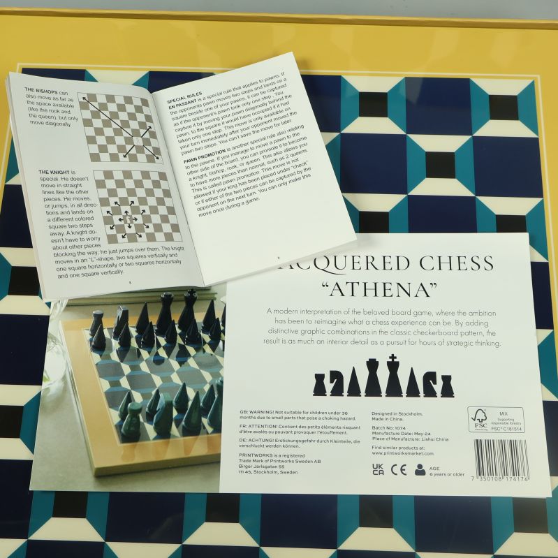 Manual och baksida på schackspel med regler och information