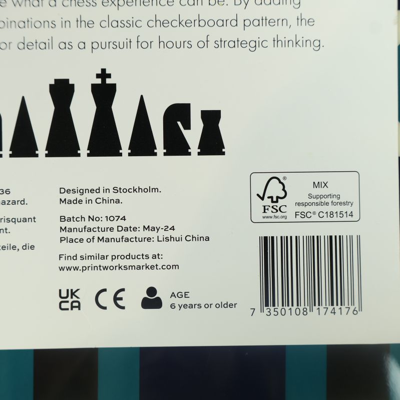 Närbild på etiketter, åldersmärkning och streckkod på schackspel