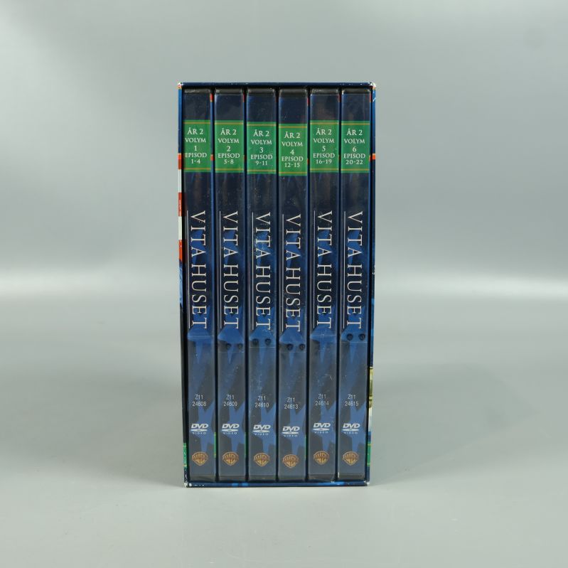 Sex DVD-fodral för Vita Huset år 2, visade från sidan i box