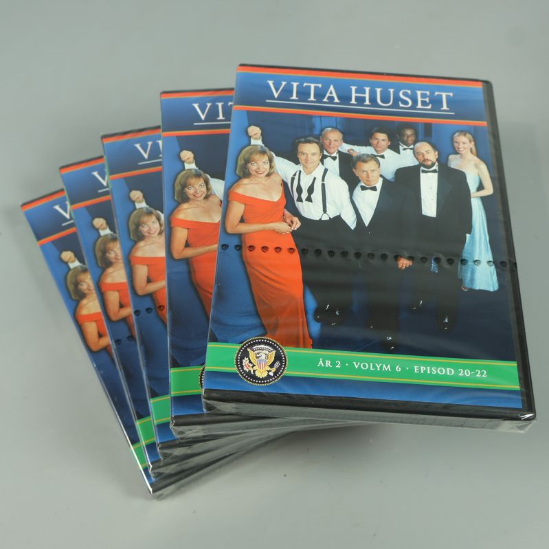 Fem av de sex DVD-fodralen för Vita Huset år 2, framsida med karaktärer i aftonkläder