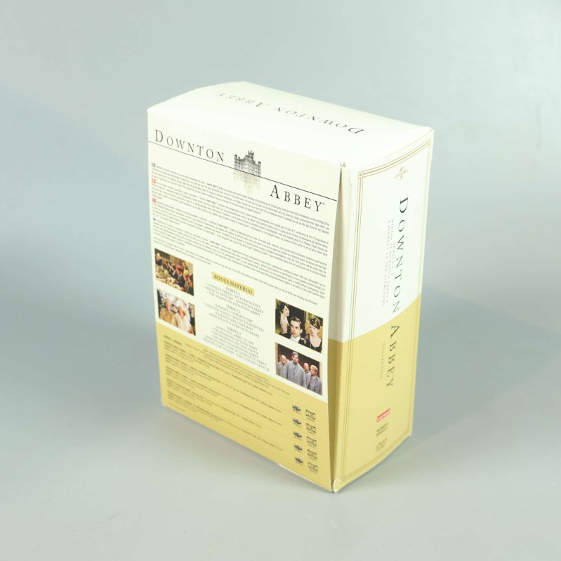 Baksidan av Downton Abbey DVD-box med text och bilder