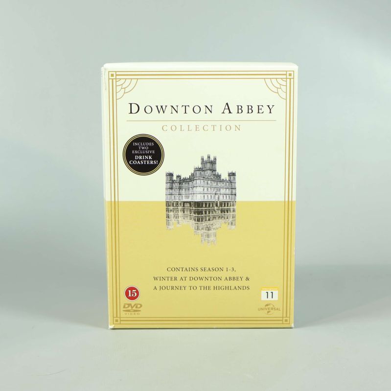 Framsidan av Downton Abbey Collection DVD-box med slott och guldfärg