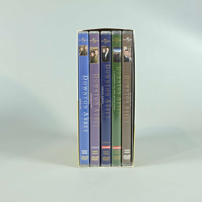 Fem DVD-fodral från Downton Abbey boxen i rad