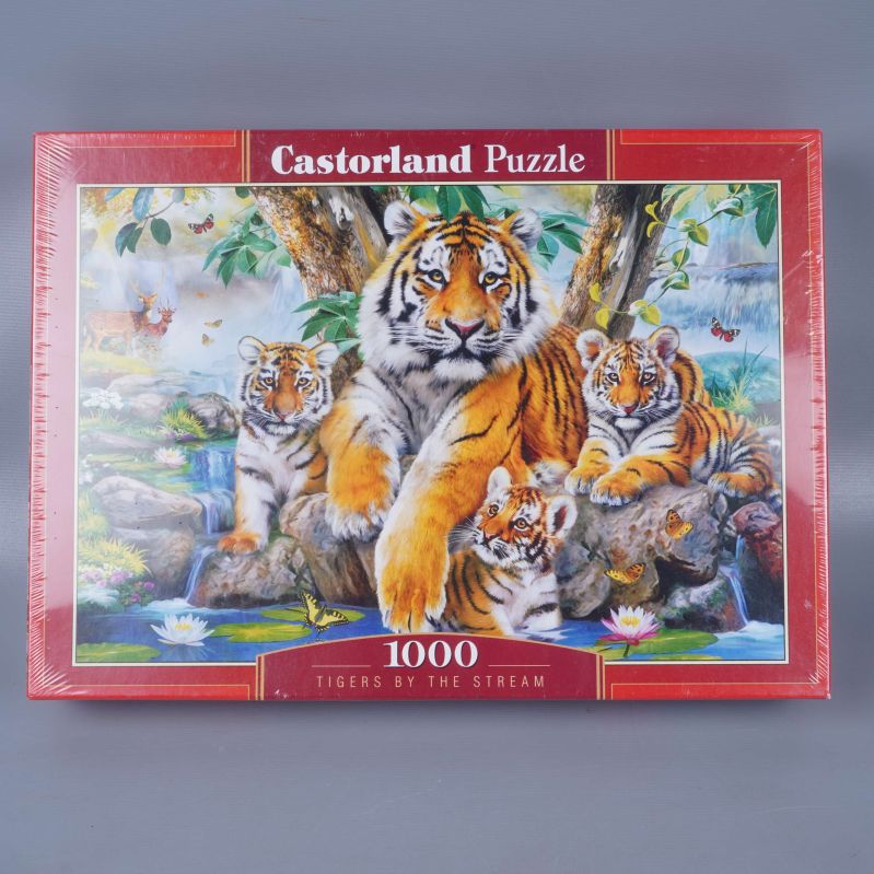 Framsida av pussellåda med tigerfamilj i naturmiljö och Castorland-logga