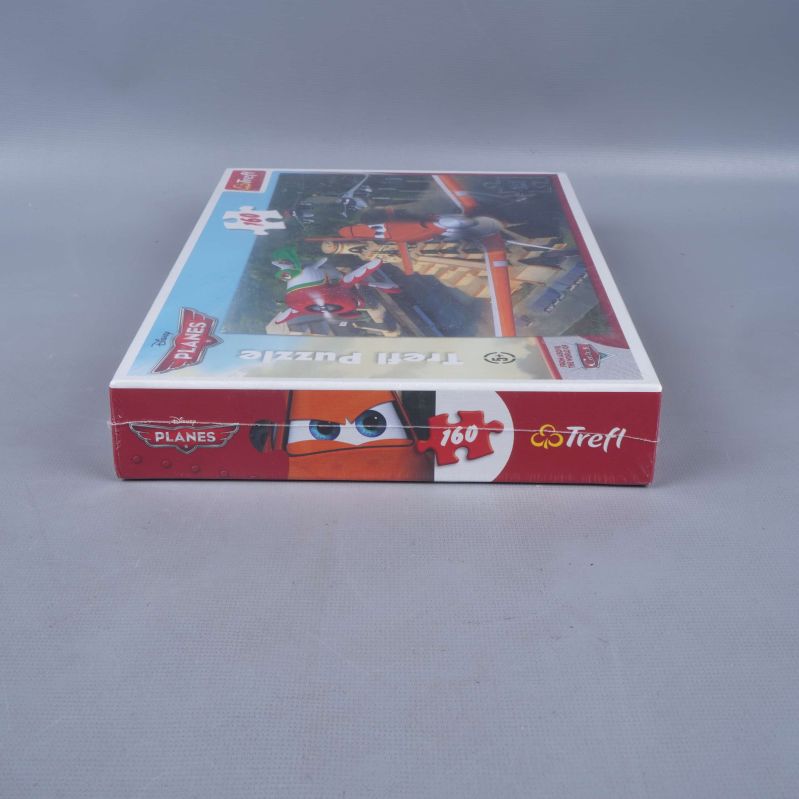 Kortsidan av Disney Planes pussel med Trefl logotyp