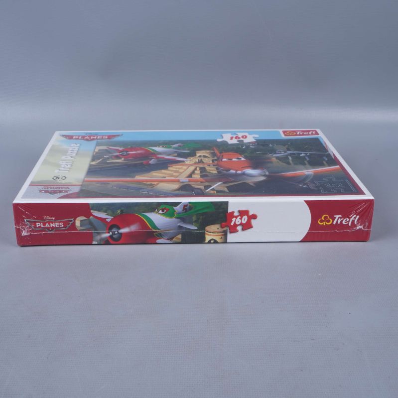 Långsida av pussellåda med motiv och märkning