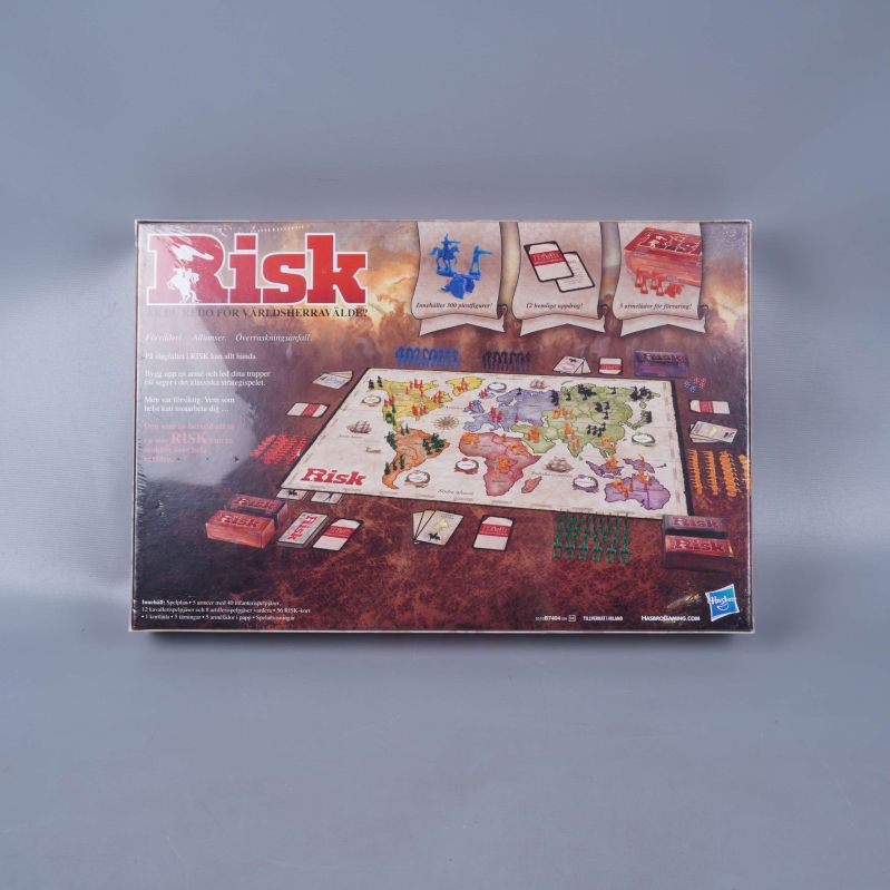 Baksida av Risk spelkartong med spelplan och tillbehör