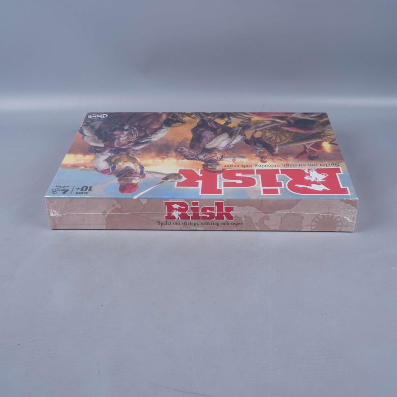Risk spelkartongen sedd från sidan med logotypen synlig