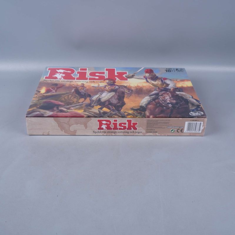 Risk spelkartongen sedd bakifrån och från sidan