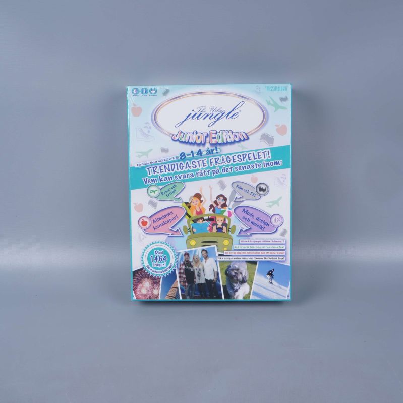 Framsidan av junior frågespelet med färgglad design och illustrationer