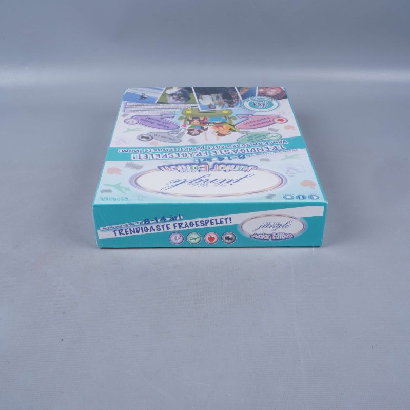 Spelets ovansida med titel och dekorativa detaljer