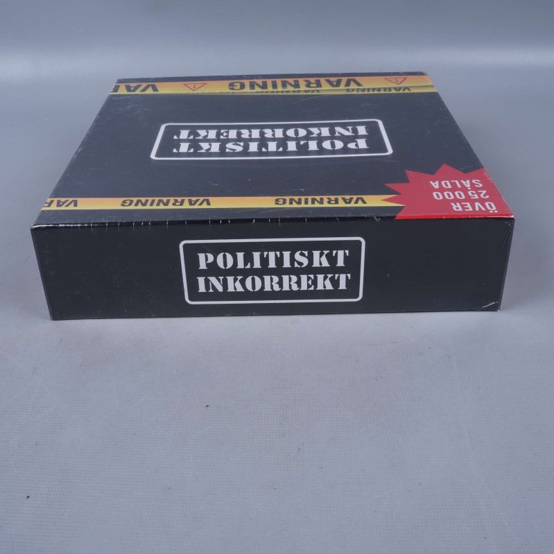 Lådans ovansida med Politiskt Inkorrekt-text