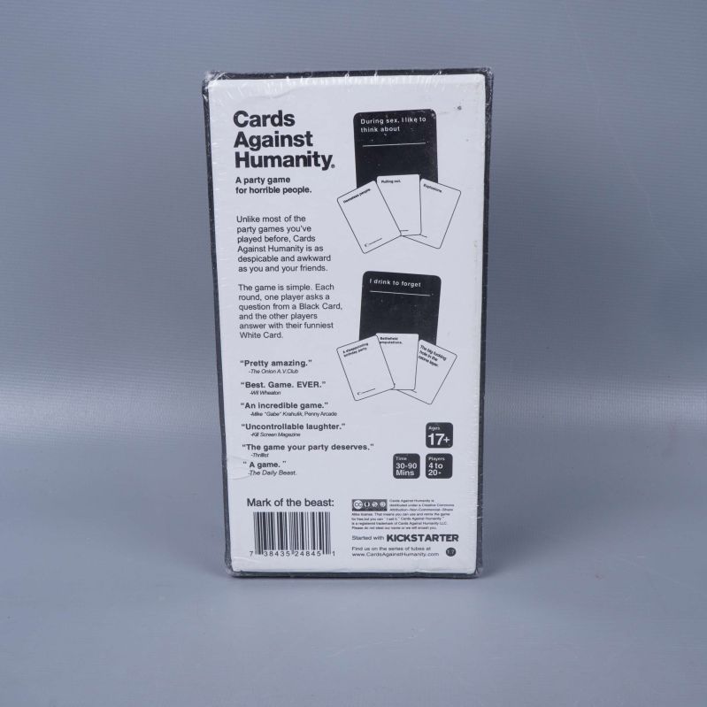 Baksidan av Cards Against Humanity med instruktioner